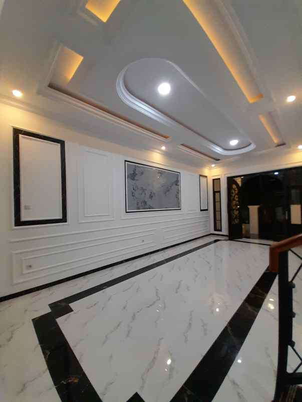 dijual rumah jl pramuka mampang