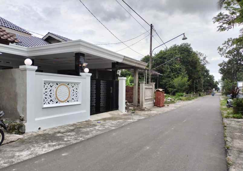 dijual rumah jl raya selomartani