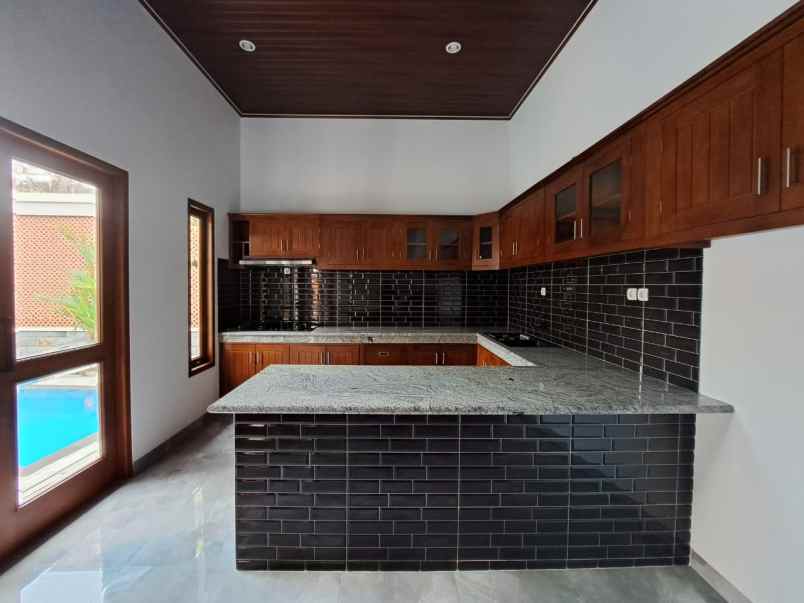 dijual rumah jl worawari baciro