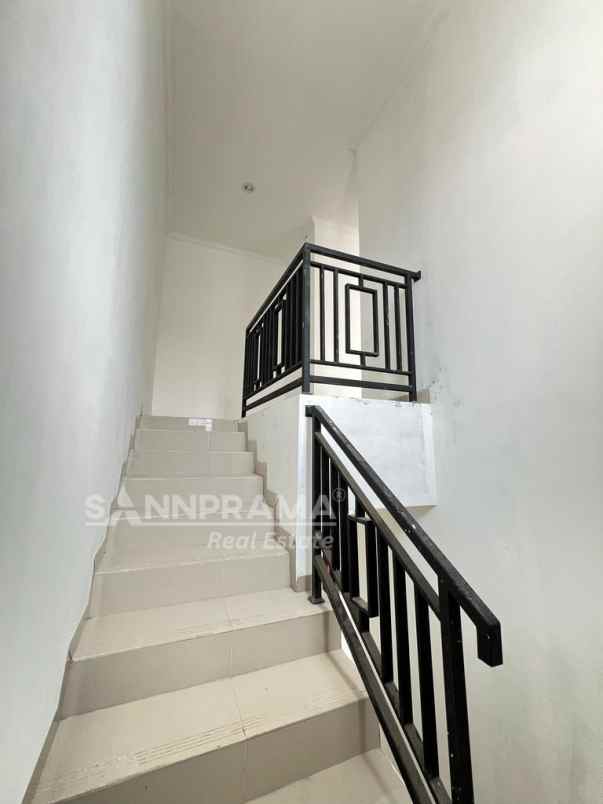 dijual rumah jln raya harjamukti
