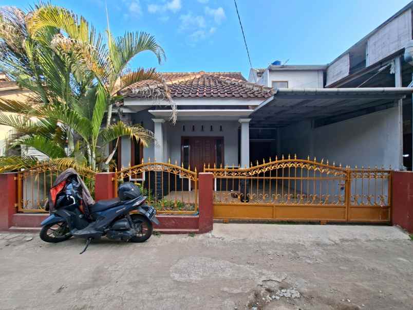 dijual rumah kampus pgri