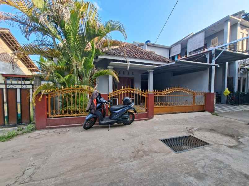 dijual rumah kampus pgri