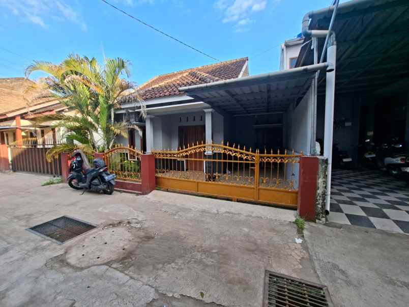 dijual rumah kampus pgri