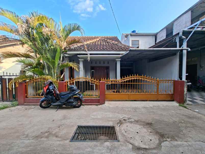 dijual rumah kampus pgri