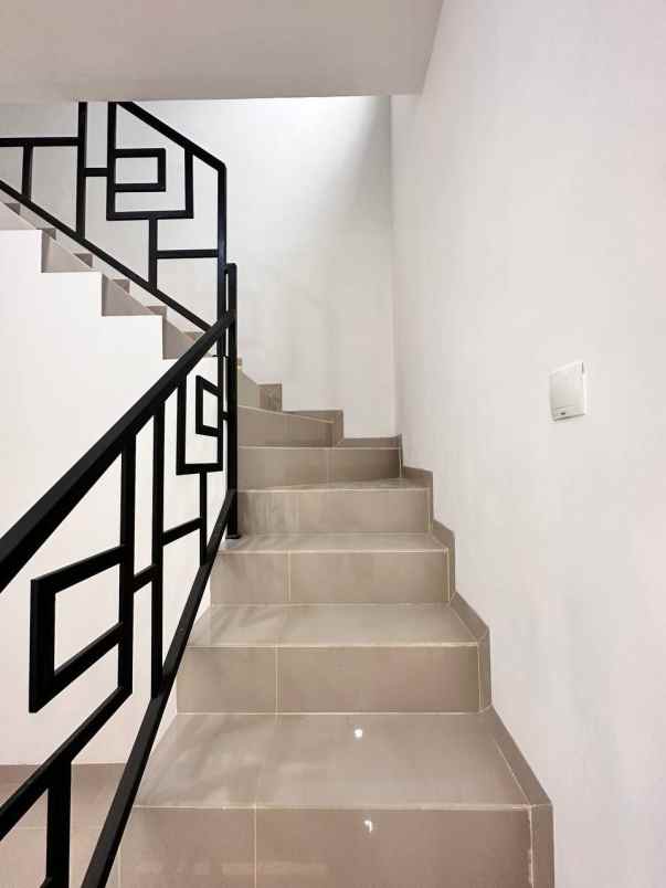 dijual rumah kelapa dua wetan ciracas