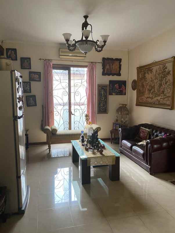 dijual rumah komplek bali view cirendeu