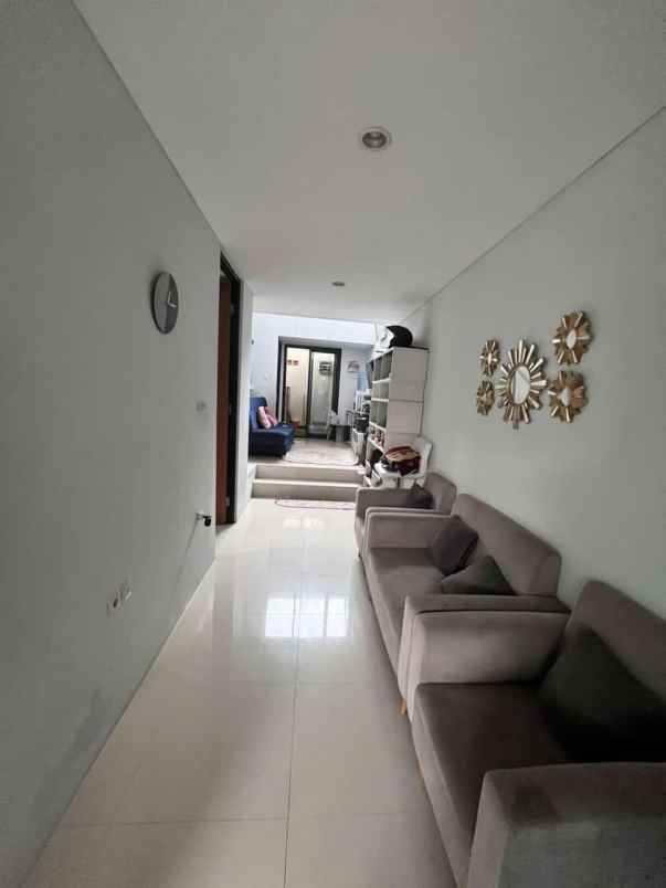 dijual rumah komplek bumi adipura