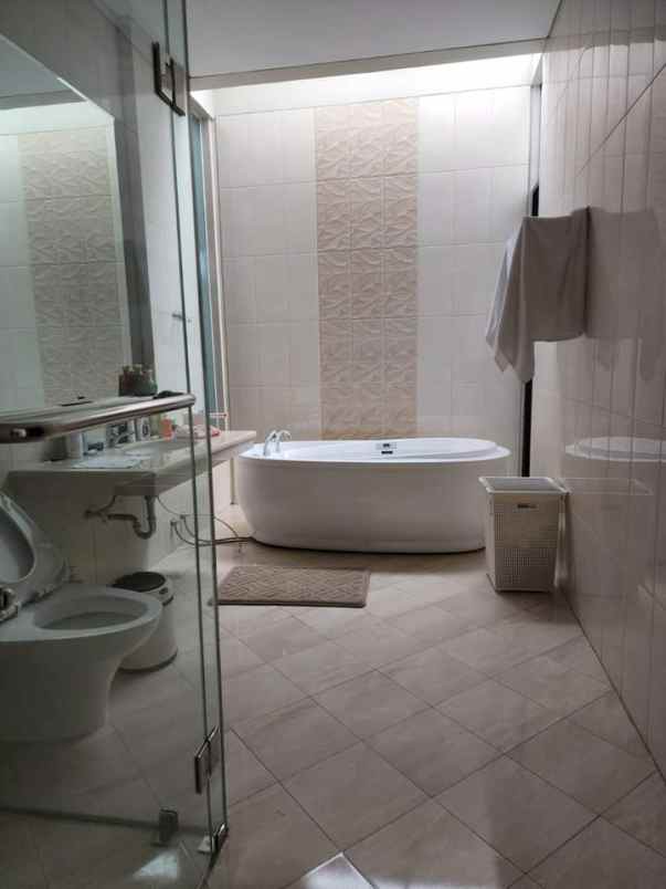 dijual rumah kota baru parahyangan