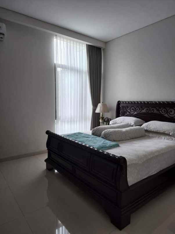 dijual rumah kota baru parahyangan