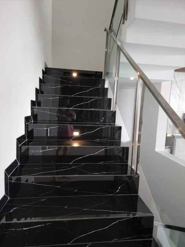 dijual rumah kota baru parahyangan