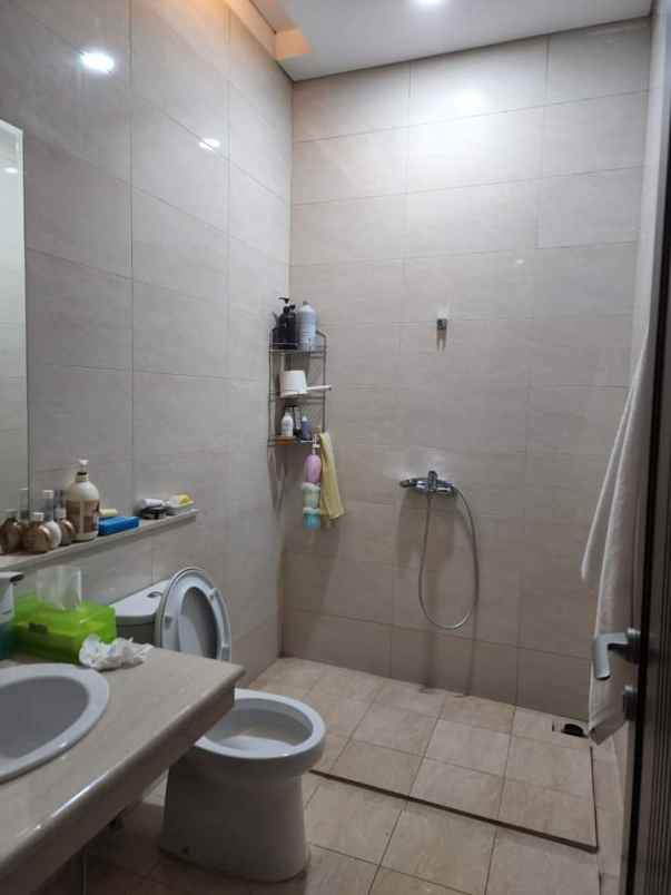 dijual rumah kota baru parahyangan