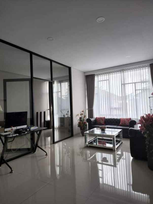 dijual rumah kota baru parahyangan