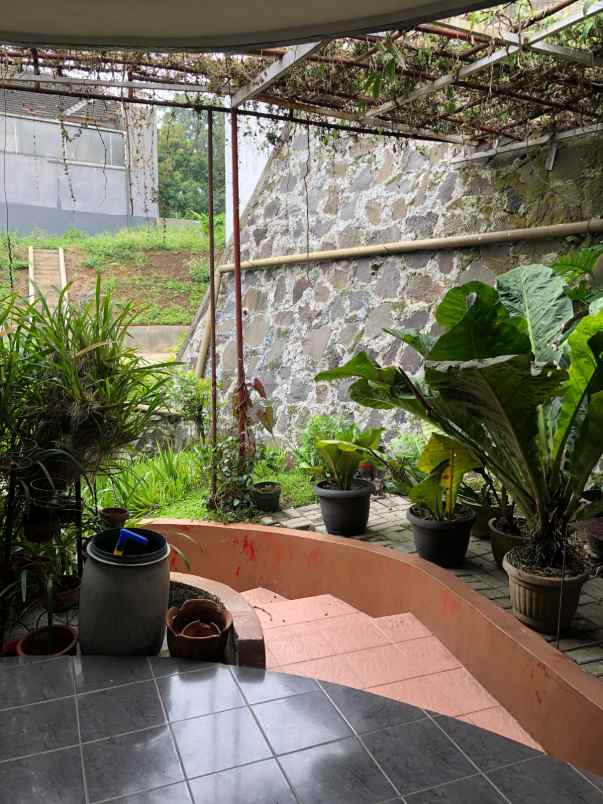 dijual rumah lokasi strategis di setraduta bandung