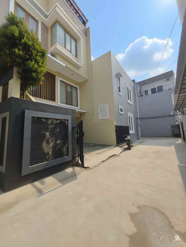 dijual rumah lubang buaya jaktim