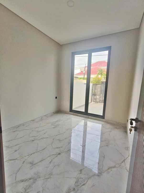 dijual rumah manyar