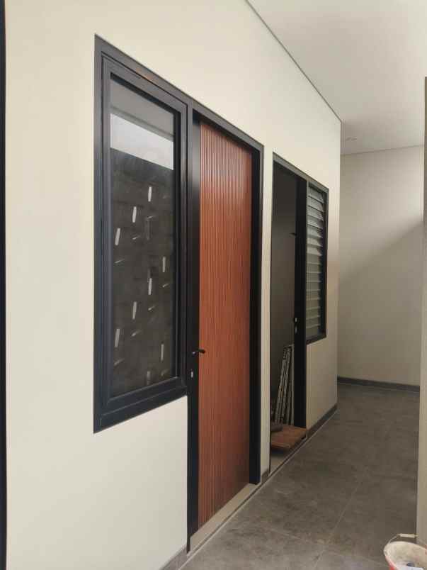 dijual rumah manyar