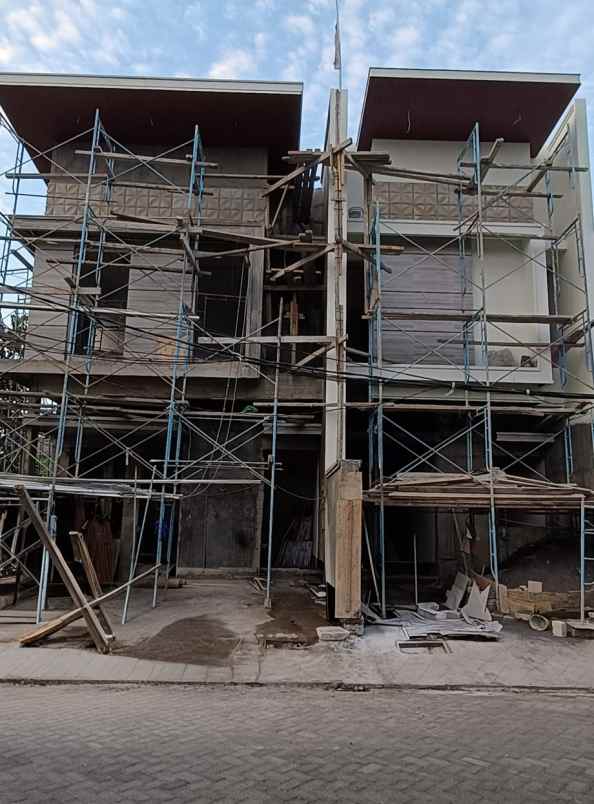 dijual rumah manyar jaya v