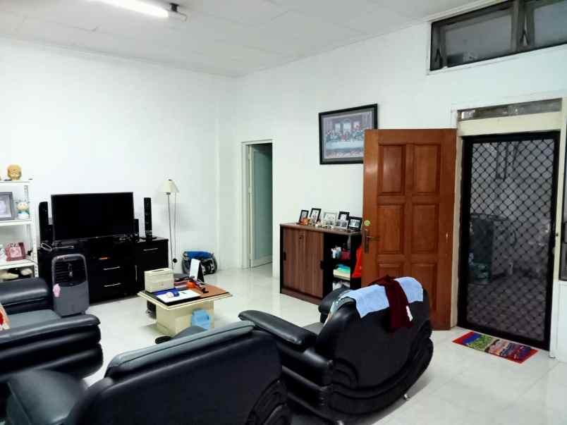 dijual rumah manyar rejo