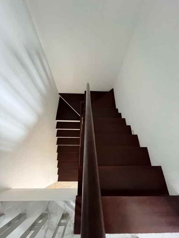 dijual rumah mewah 2 lantai bebas banjir jaksel