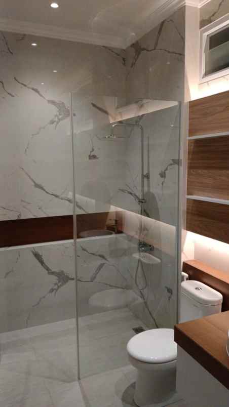 dijual rumah mewah dekat hotel lorin solo