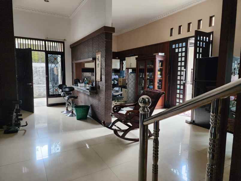 dijual rumah mewah di manahan solo