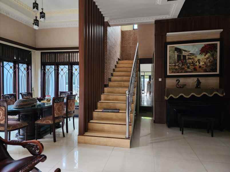 dijual rumah mewah di manahan solo