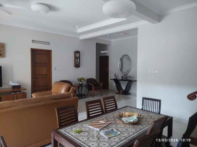 dijual rumah mewah tengah pusat kota solo