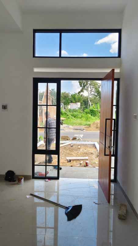 dijual rumah modern minimalis lokasi cemorokandang