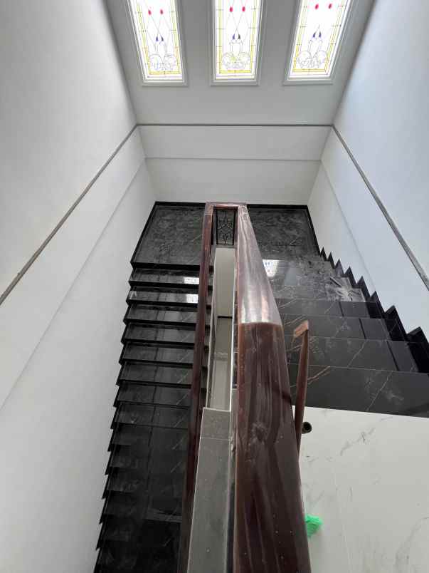 dijual rumah mulyosari