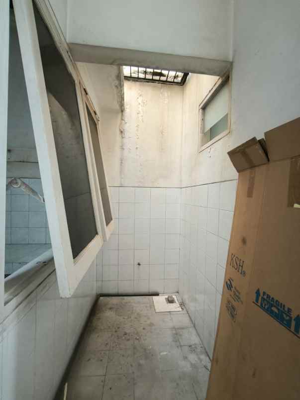 dijual rumah mulyosari prima