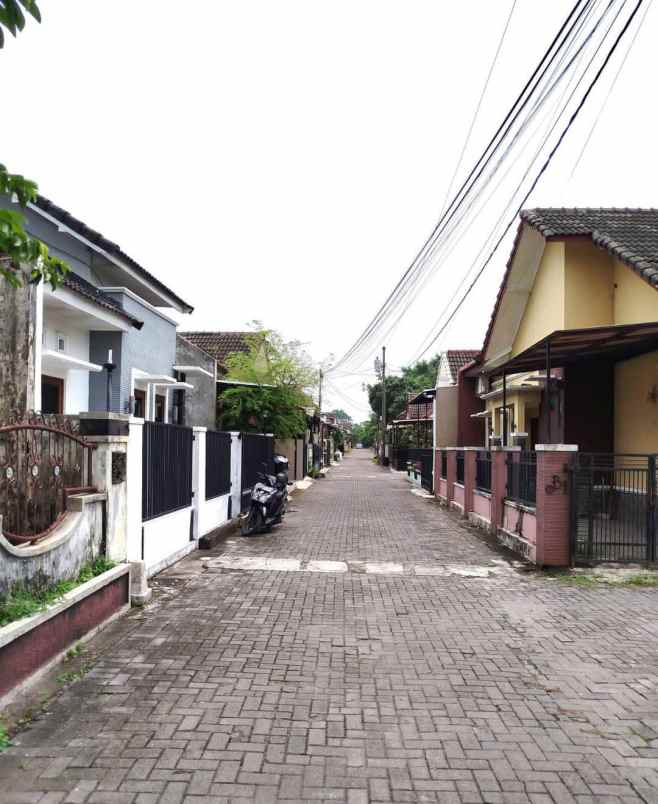 dijual rumah nogotirto