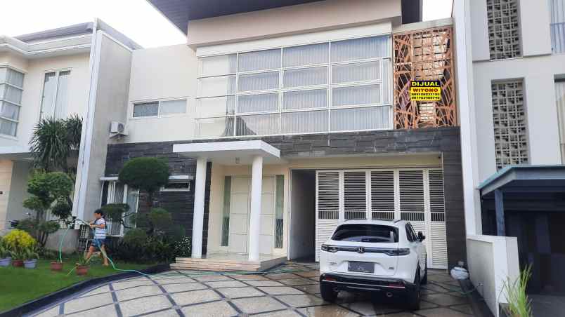dijual rumah pakuwon city