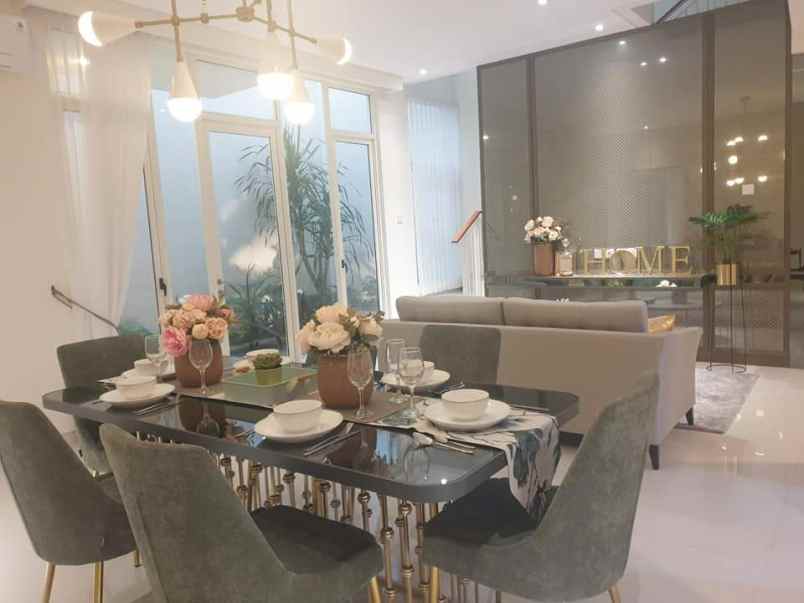 dijual rumah pakuwon city