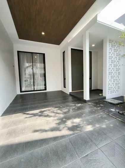 dijual rumah pakuwon city
