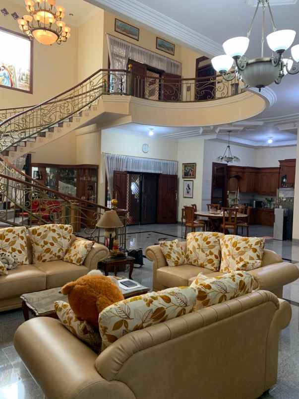 dijual rumah pakuwon city