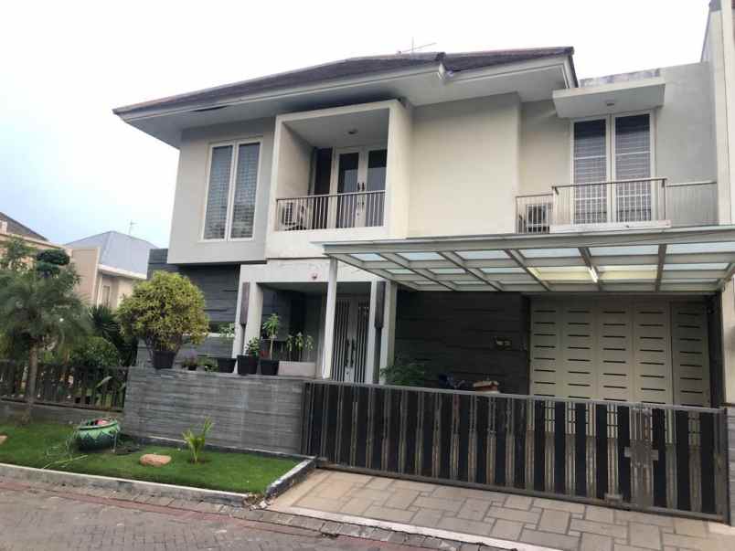 dijual rumah pakuwon city
