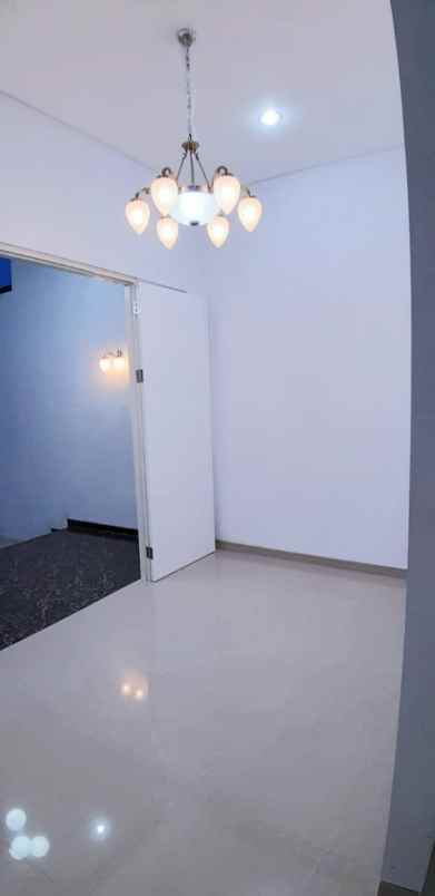 dijual rumah pakuwon city imperial beach