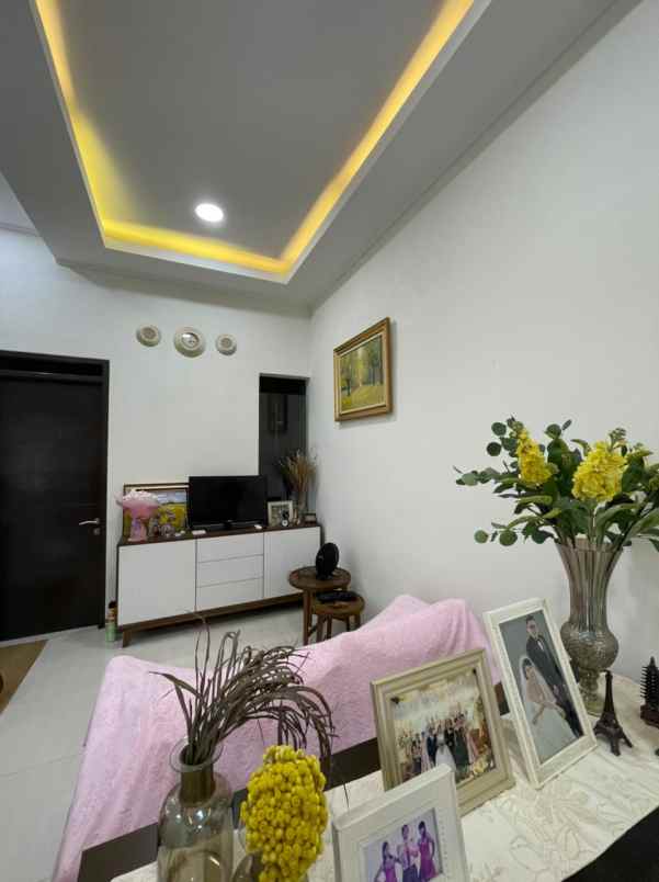 dijual rumah pamoyanan