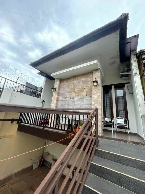 dijual rumah pamoyanan