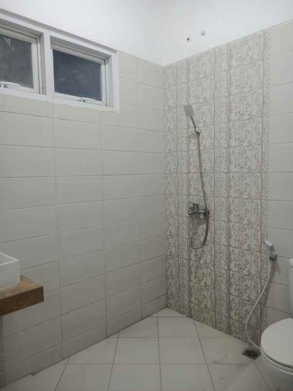 dijual rumah perum imperial gading