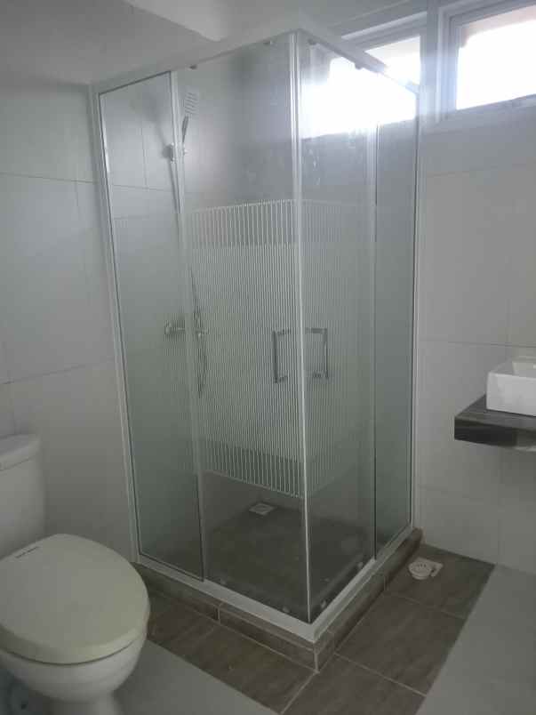 dijual rumah perum imperial gading