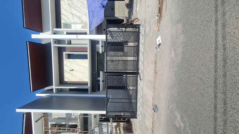 dijual rumah perum manyar