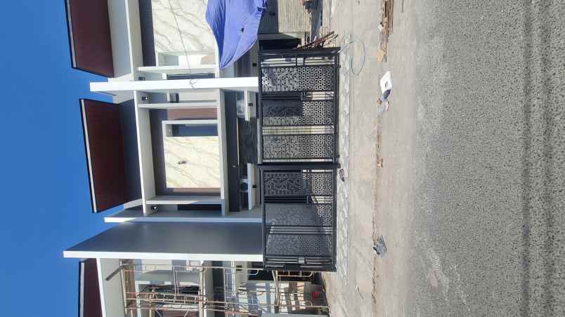 dijual rumah perum manyar