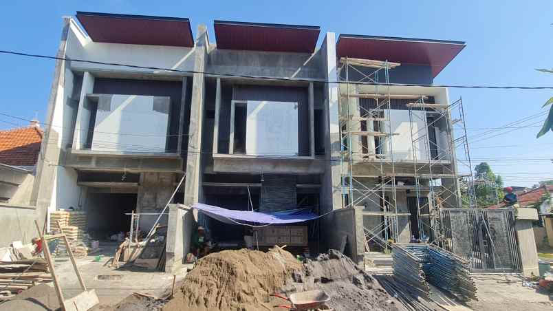 dijual rumah perum manyar