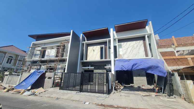 dijual rumah perum manyar