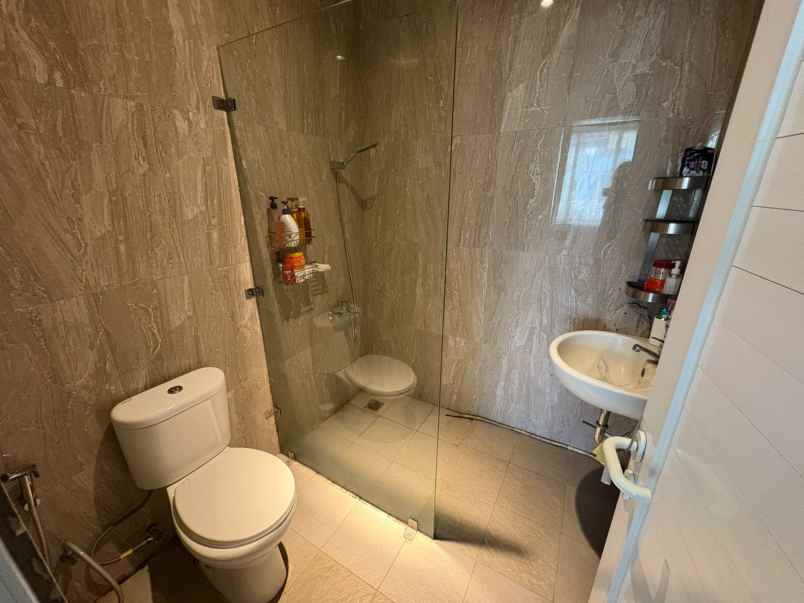 dijual rumah rapi siap huni di the address cibubur