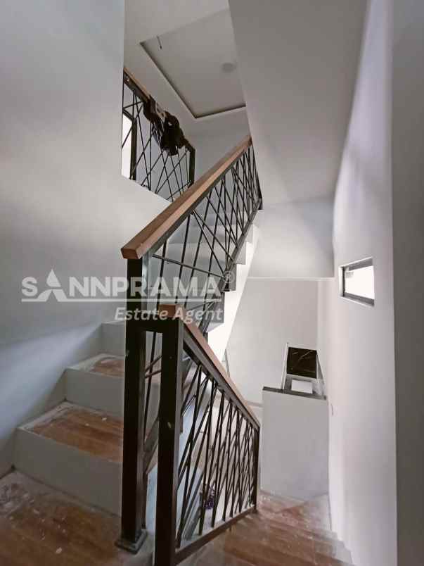 dijual rumah ratujaya