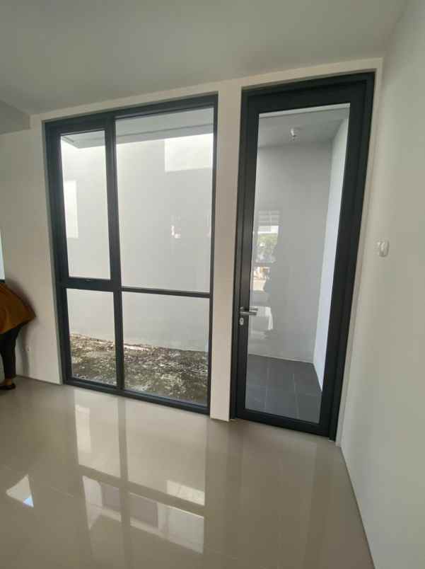 dijual rumah royal residence