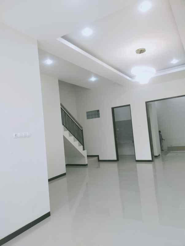 dijual rumah semampir