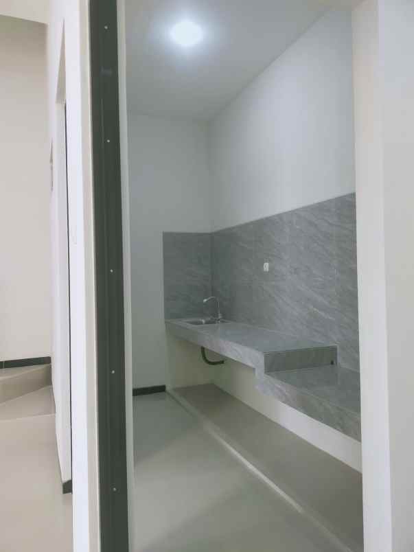 dijual rumah semampir